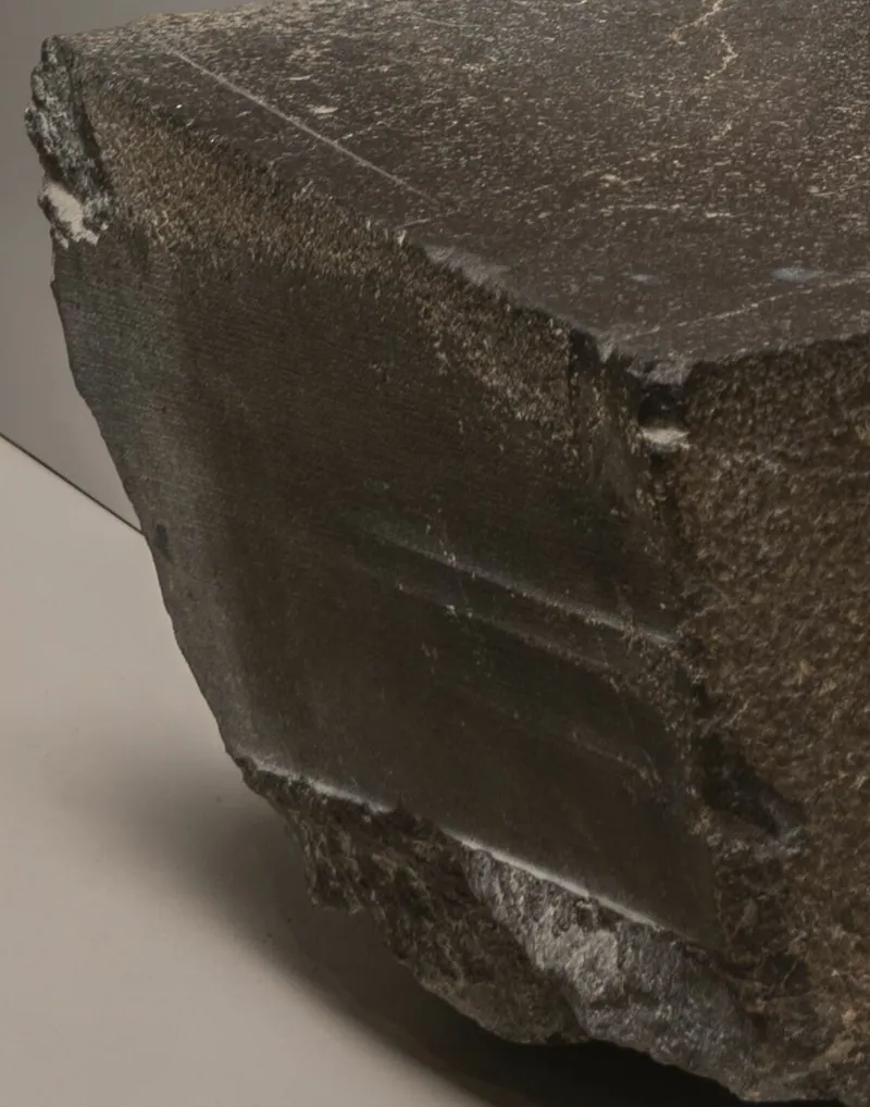 Sågspår på en golvplatta av basalt från Cheops pyramidtempel (Museo Egizio, Turin): kopparsågar med kvartssand gjorde själva skärandet. Jämför med den svarta stenläggningen som ligger kvar öster om Cheopspyramiden, och med Sahures dag 2.