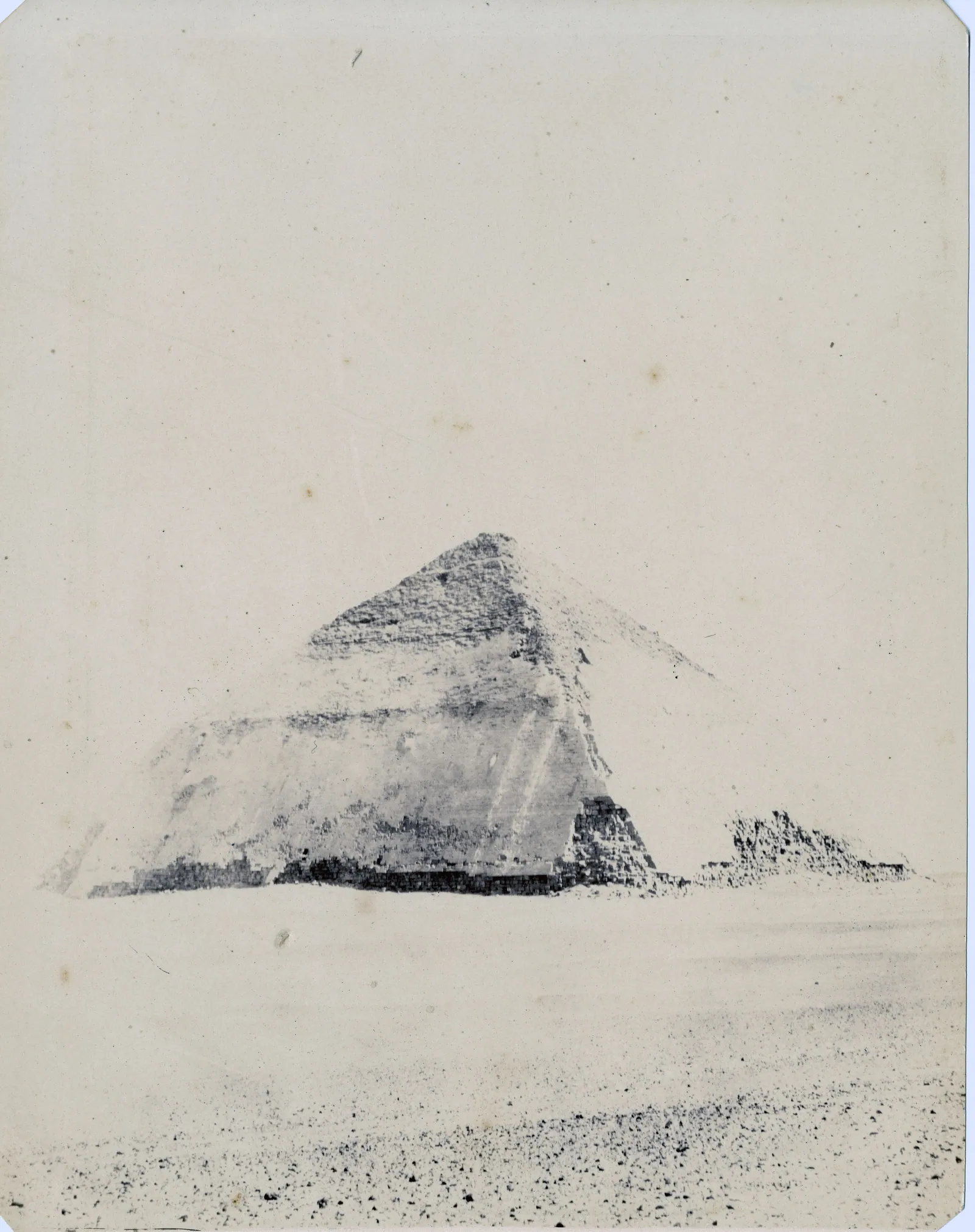 Knäckta pyramiden 1870, ur ett album som tillhörde den italienske egyptologen Rodolfo Lanzone i Turin: en blek, urblekt kopia, men vinkelbrottet och den ännu släta beklädnaden går inte att ta miste på.