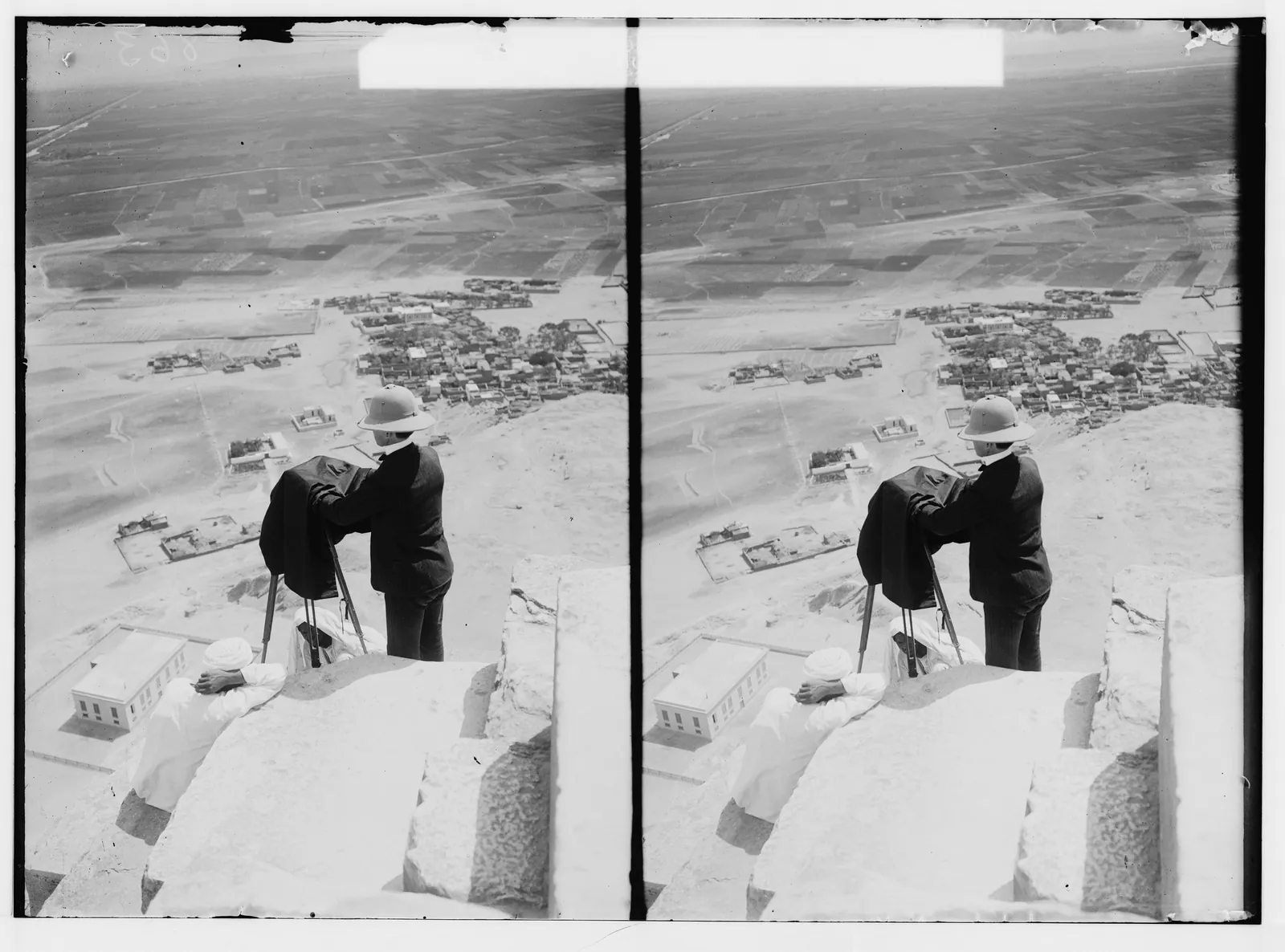 Stereobild, ca 1900: Lewis Larsson, den svenskfödde fotografen vid American Colony i Jerusalem (han kom dit från Nås i Dalarna 1896 och blev senare svensk konsul), med sin kamera nära Cheopspyramidens topp.