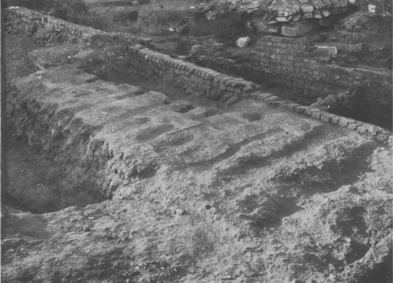 En verklig byggramp: rampen vid Amenemhet I:s pyramid i Lisht, frilagd vid Metropolitan Museums utgrävning 1913–14. Lämningar som denna – och rampen i Hatnub från 2018 – är de konkreta beläggen bakom rampteorierna.