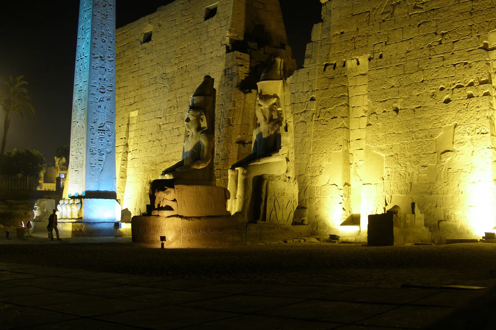 Luxortemplets upplysta pylon med Ramses II:s sittande kolosser och den kvarvarande obelisken – tvillingen står på Place de la Concorde i Paris.