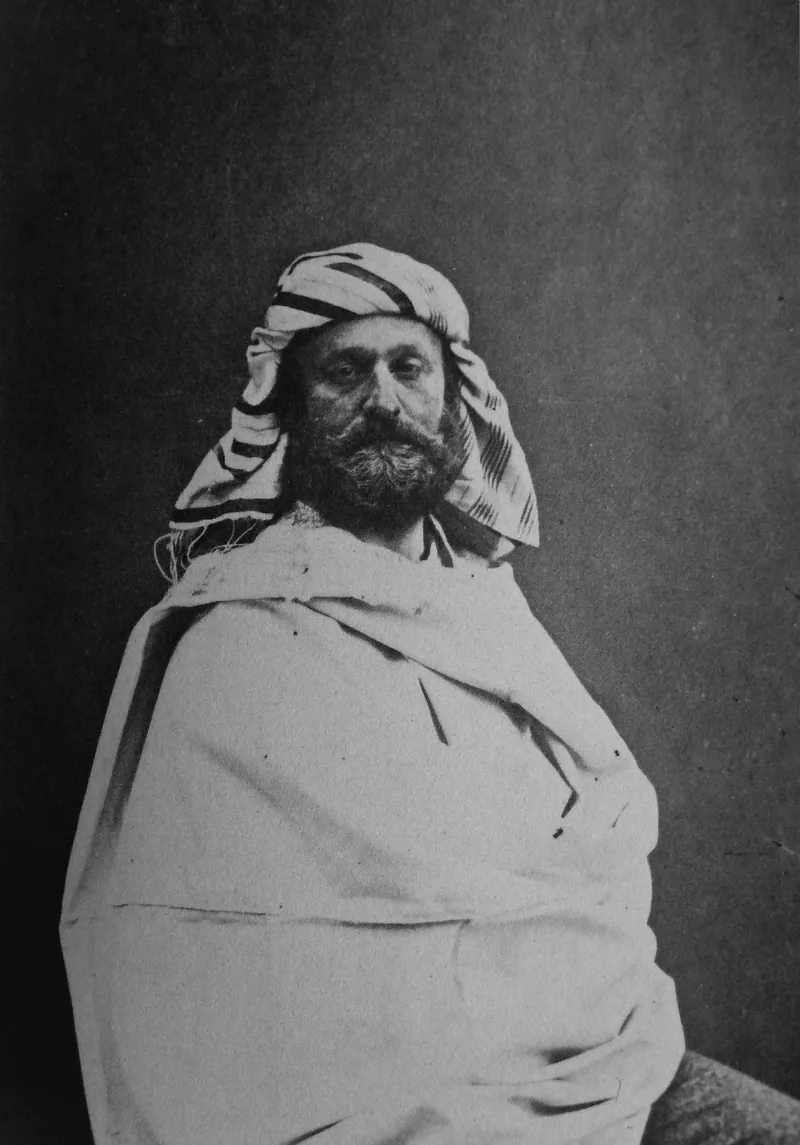 Auguste Mariette (1821–1881), fotograferad av Nadar ca 1865. Han hittade Serapeum (1851), grundade fornminnesförvaltningen (1858) och museet i Bulaq (1863) – och höll nästan ända till sin död fast vid att pyramiderna var ”stumma”, utan inskrifter.