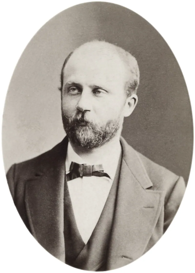 Gaston Maspero (1846–1916), fotograferad av Reutlinger 1883. År 1881 gick han in i Unas, Tetis och Pepi II:s pyramider och började publicera pyramidtexterna; hans arbetare öppnade också Meidum 1882.