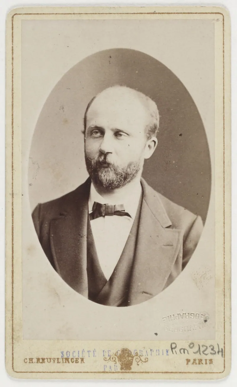 Gaston Maspero (1846–1916), fotograferad av ateljén Reutlinger i Paris. Som chef för Egyptens antikvitetsförvaltning från 1881 öppnade han de inskrivna pyramiderna och gav ut den första utgåvan av pyramidtexterna (1894).