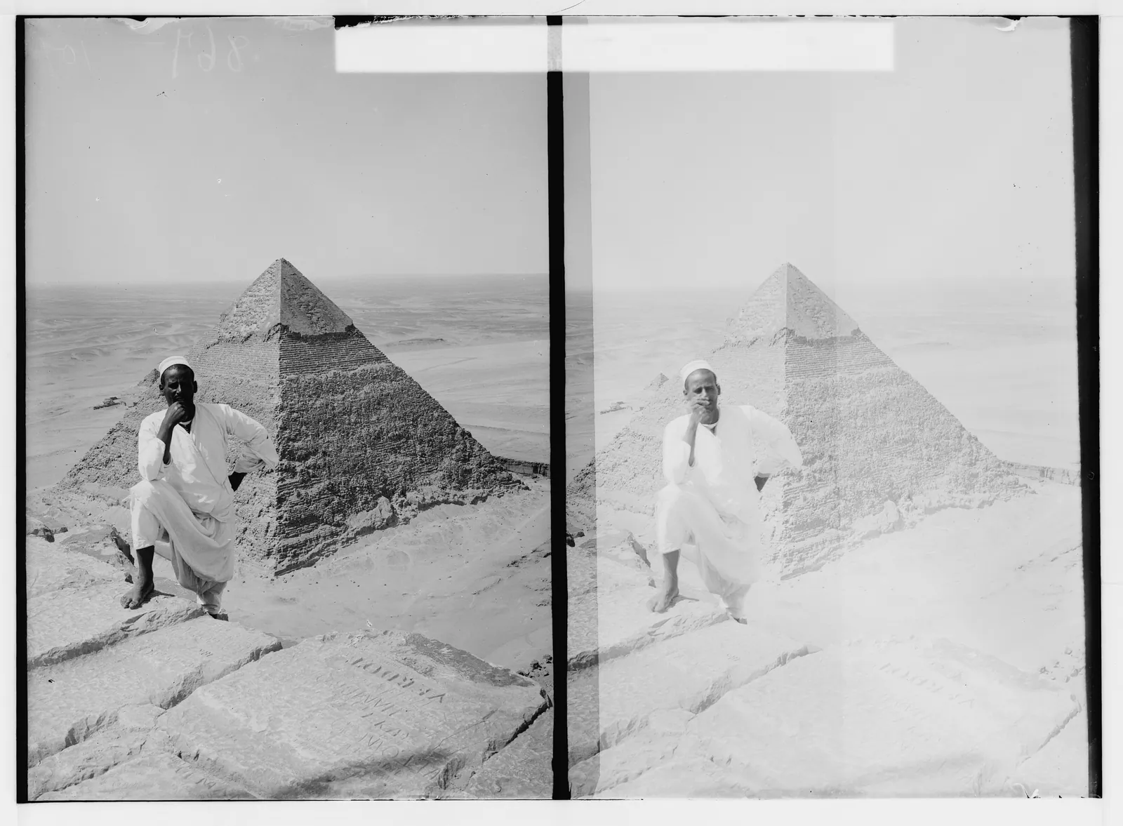 Chefrens pyramid sedd från Cheopspyramidens topp, ca 1900, med en guide som poserar i förgrunden – en utsikt som ingen besökare får se i dag.