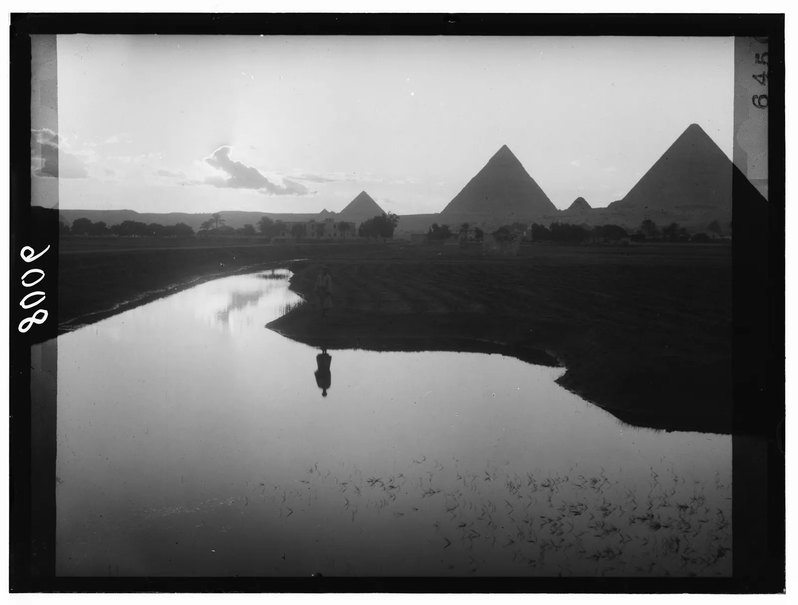 ”Kvällsbild av Nilens översvämning nära pyramiderna”, 1936: pyramiderna speglar sig i flodvattnet. Efter Assuanhöga dammen (färdig 1970) kom översvämningen aldrig mer – så här nådde byggarnas båtar en gång fram till platåns kant.