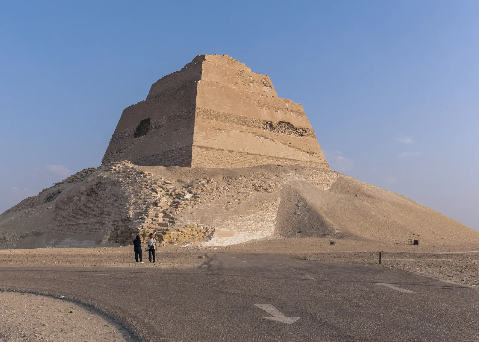 Meidum vid ökenkanten i Beni Suef-provinsen (2022). Den ljusa ”kullen” runt tornet är inte berg utan pyramidens eget rasmaterial – därav det medeltida arabiska namnet el-Haram el-Kaddab, ”den falska pyramiden”.