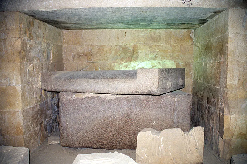 Den röda granitsarkofagen i Mastaba 17 (8,5 ton, locket 3,5 ton) – den äldsta kända granitsarkofagen, med väggar ungefär tre gånger så tjocka som Cheops. Plundrarna bände undan locket med en akaciastång; Petries lag hittade en av deras träklubbor kvar under det 1909–10.