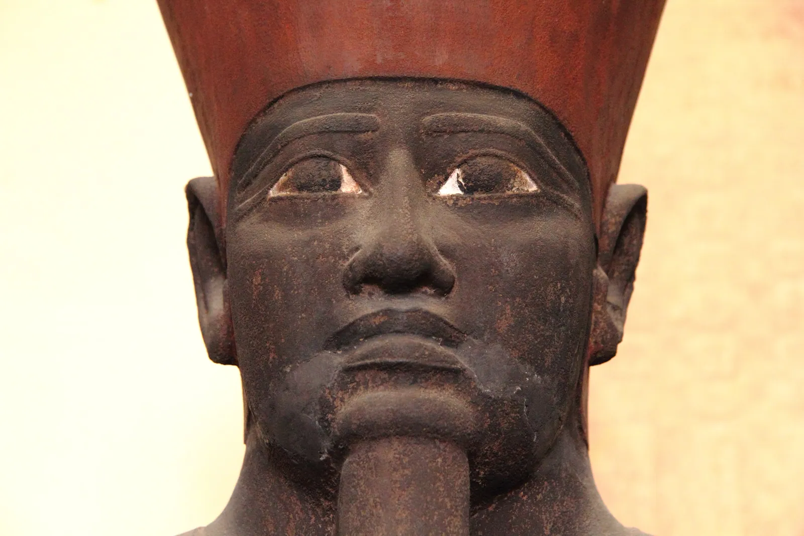 Målad sandstensstaty av Mentuhotep II (Egyptiska museet i Kairo), hittad år 1900 i ett dolt schakt under förgården till kungens tempel i Deir el-Bahari, sedan Howard Carters häst snubblat ner i det. Svart hud och röd krona: thebanen som enade Egypten igen omkring 2055 f.Kr. (Shaw).