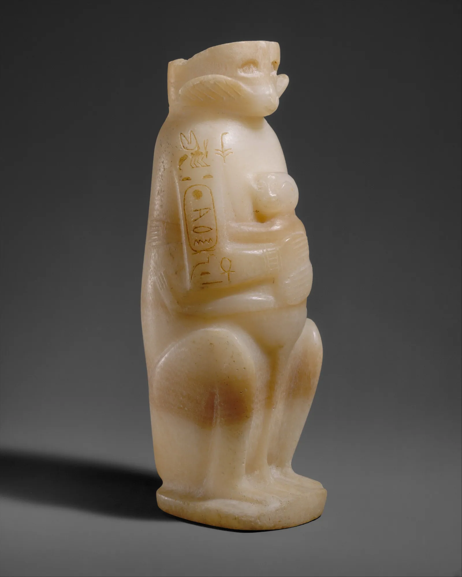 Vas av egyptisk alabaster formad som en apmamma som kramar sin unge, med Merenre I:s namn. En kunglig gåva från hans regeringstid (Metropolitan Museum of Art 30.8.134).