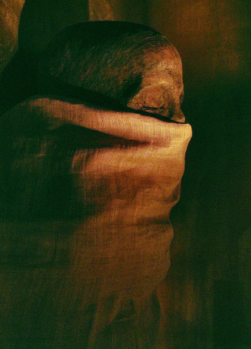 Huvud och överkropp på mumien från Merenres pyramid, fotograferad i Kairo 2007. De ungdomliga dragen och den möjliga ungdomslocken passar en kung som dog ung, men lindningstekniken har tolkats som typisk för Nya riket.