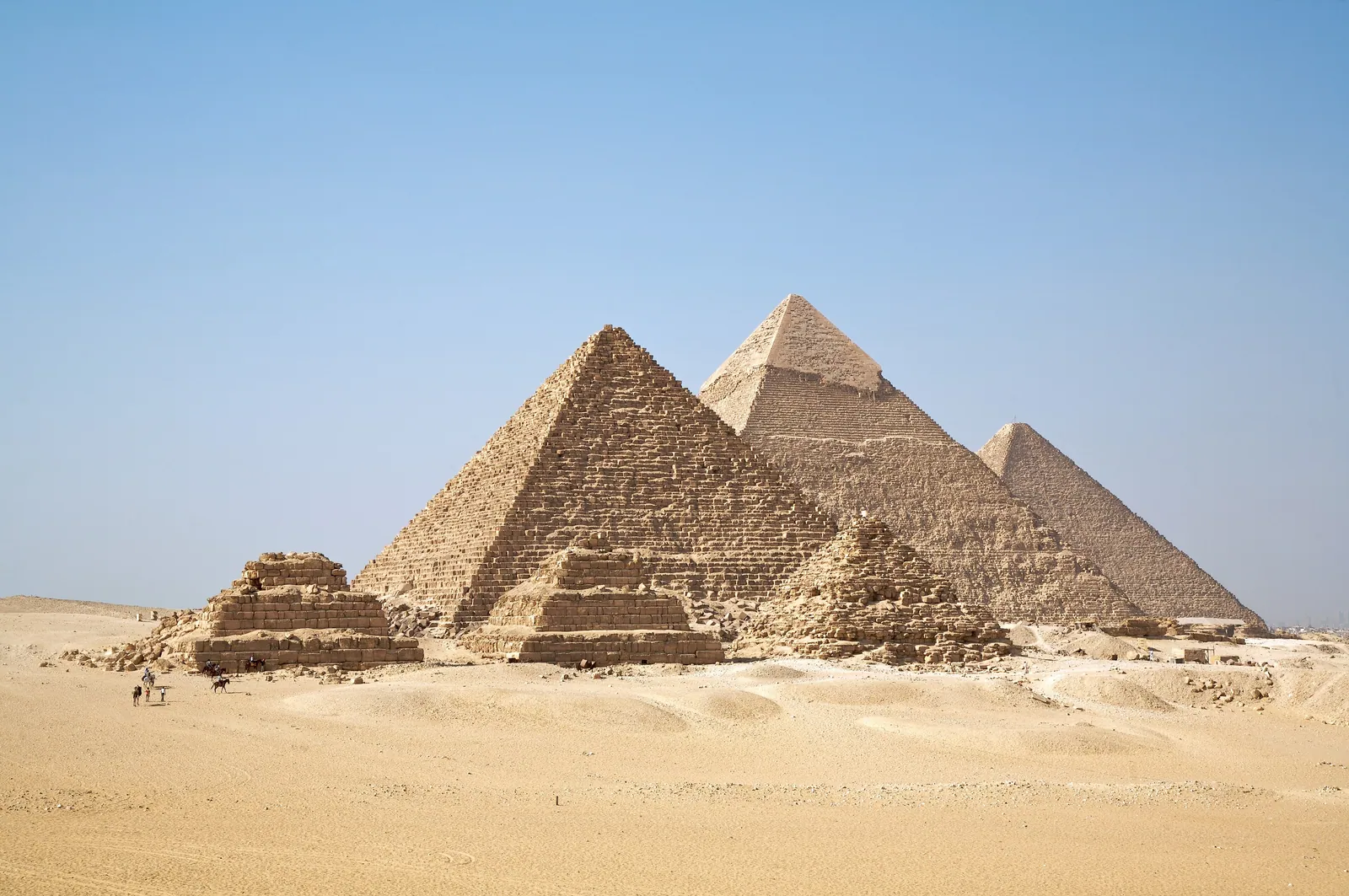 Dagens vy från ”panoramaplatsen”, 2006: Mykerinos drottningpyramider främst, sedan Mykerinos, Chefren och Cheops – den moderna motsvarigheten till Friths bild från 1857 och Lepsius vy från söder.