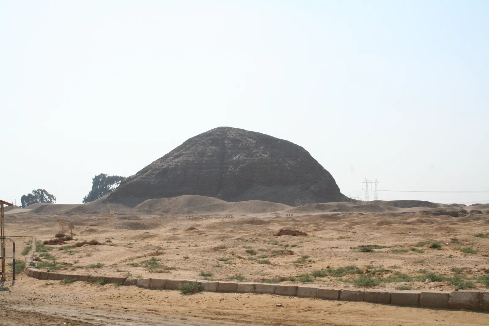 Amenemhet III:s tegelpyramid i Hawara 2006 – jämför med Lepsiusexpeditionens läger på ”Labyrintens” ruiner 1843.