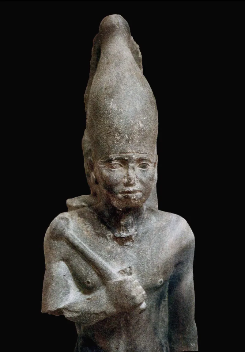 Staty av Neferefre i mörk sten (skiffer) med den vita kronan, 49,3 cm hög, funnen av den tjeckiska missionen i hans gravtempel i Abusir; Egyptiska museet i Kairo. Kungen dog vid omkring 20–23 års ålder.