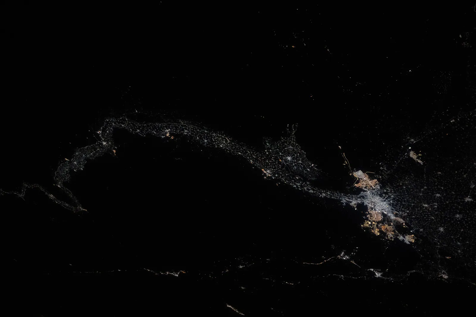 Nilen nattetid från rymdstationen ISS (18 juli 2025): en enda tråd av ljus följer floden från Luxor (längst till vänster) till Kairo och deltats solfjäder. Nästan alla Egyptens cirka 110 miljoner invånare bor fortfarande på den smala remsa som den årliga översvämningen en gång bevattnade.