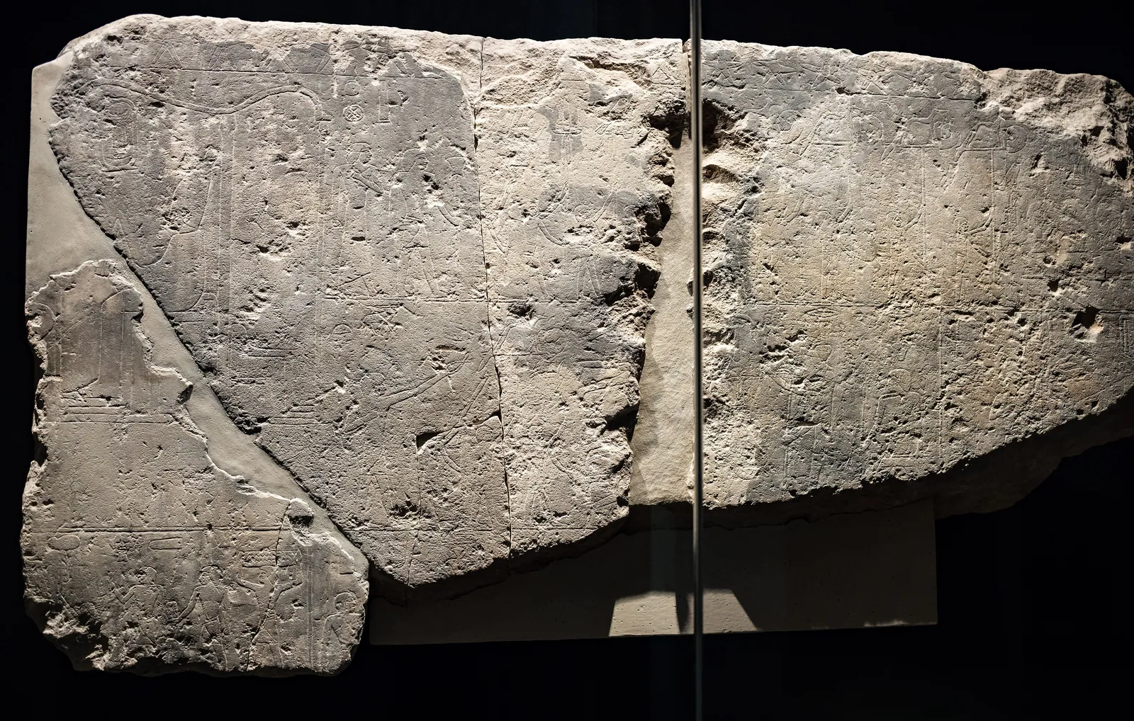 Relief av sedfesten från Niuserres soltempel (München, Staatliches Museum Ägyptischer Kunst, Gl 181a–b): jubileumsriterna som förnyade kungens makt och som normalt firades första gången efter trettio år på tronen.