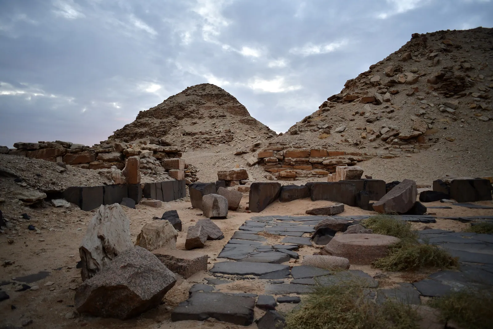 Svart basaltgolv i ett ruinerat gravtempel vid Neferirkares och Niuserres pyramider – samma mörka sten, bruten vid Gebel Qatrani i Faijum, täckte Sahures tempelgård.