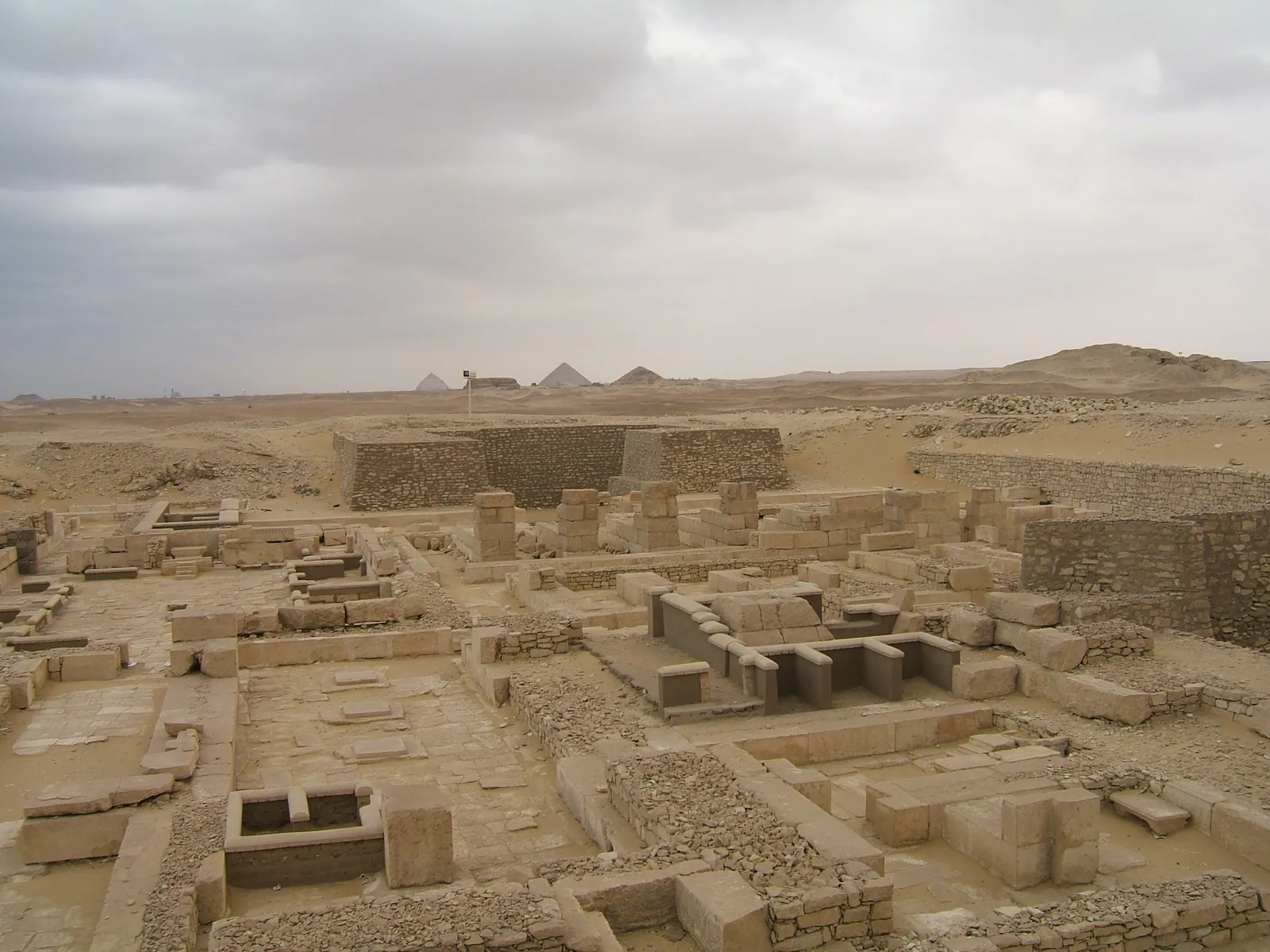 Drottningarnas nekropol intill Pepi I:s pyramid, utgrävd av den fransk-schweiziska missionen: pyramiderna och templen för Ankhesenpepi II (Merenres hustru) och Ankhesenpepi III (Merenres dotter).