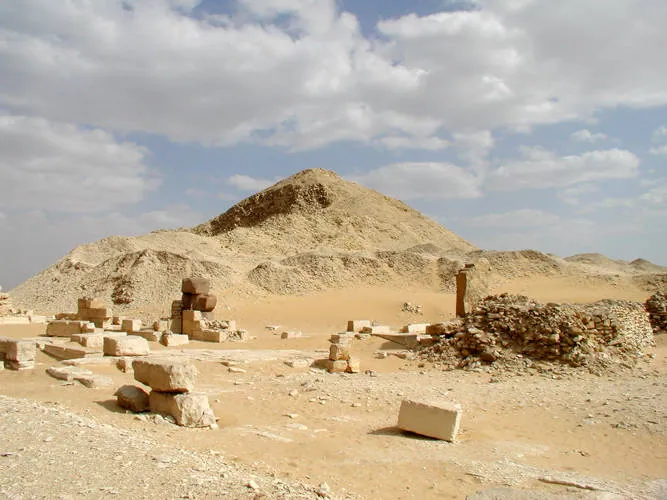 Ruinerna av Pepi II:s pyramid, Gamla rikets sista fullständiga kungliga pyramidkomplex, med drottningarna Neiths, Iput II:s och Wedjebtens satellitpyramider i närheten.