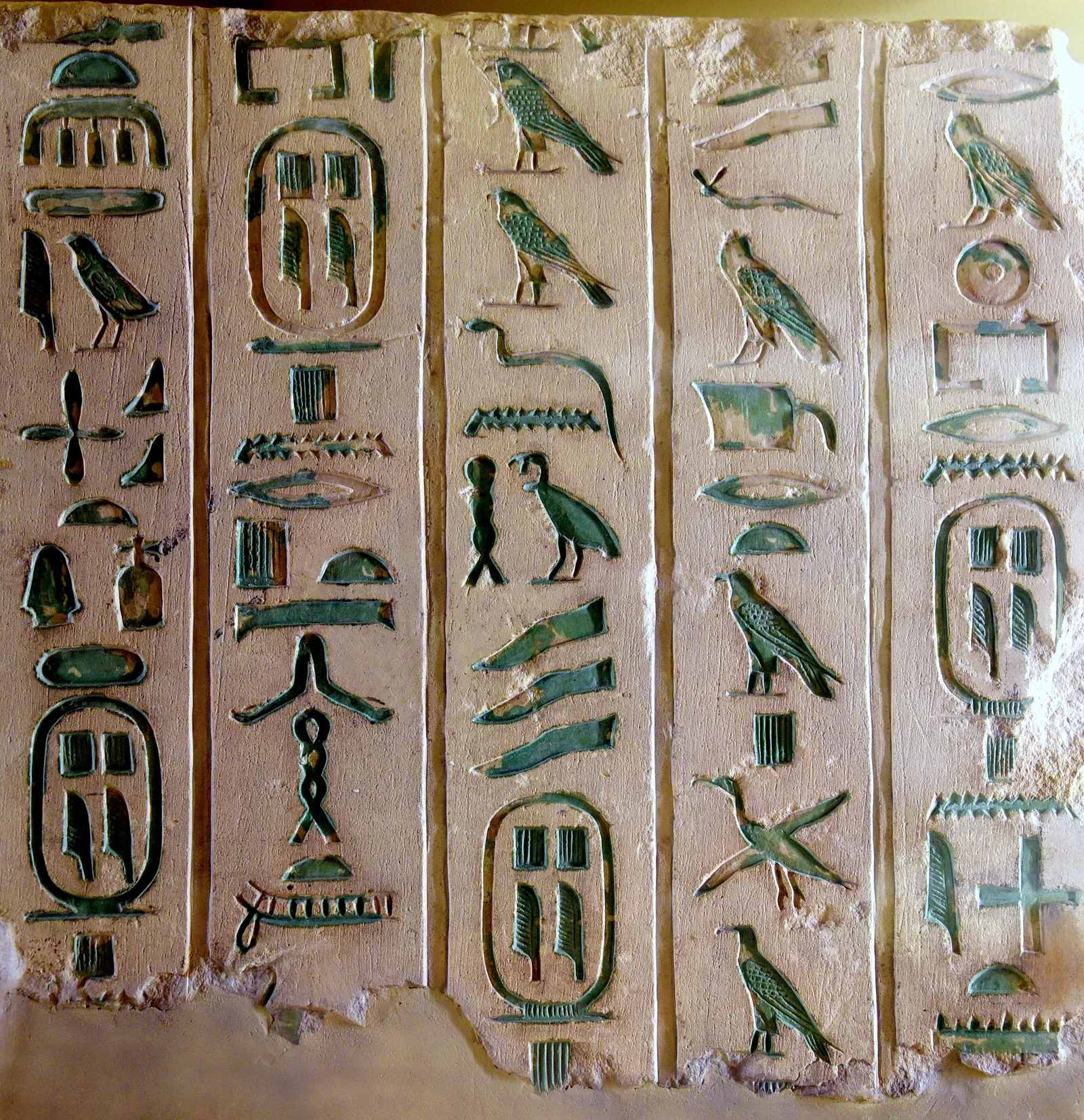 Fragment från norra väggen i Pepi I:s förkammare med hans kartuscher och pyramidtexter (Petrie Museum, London). Det var i Pepi I:s pyramid som texterna först hittades, 1880.