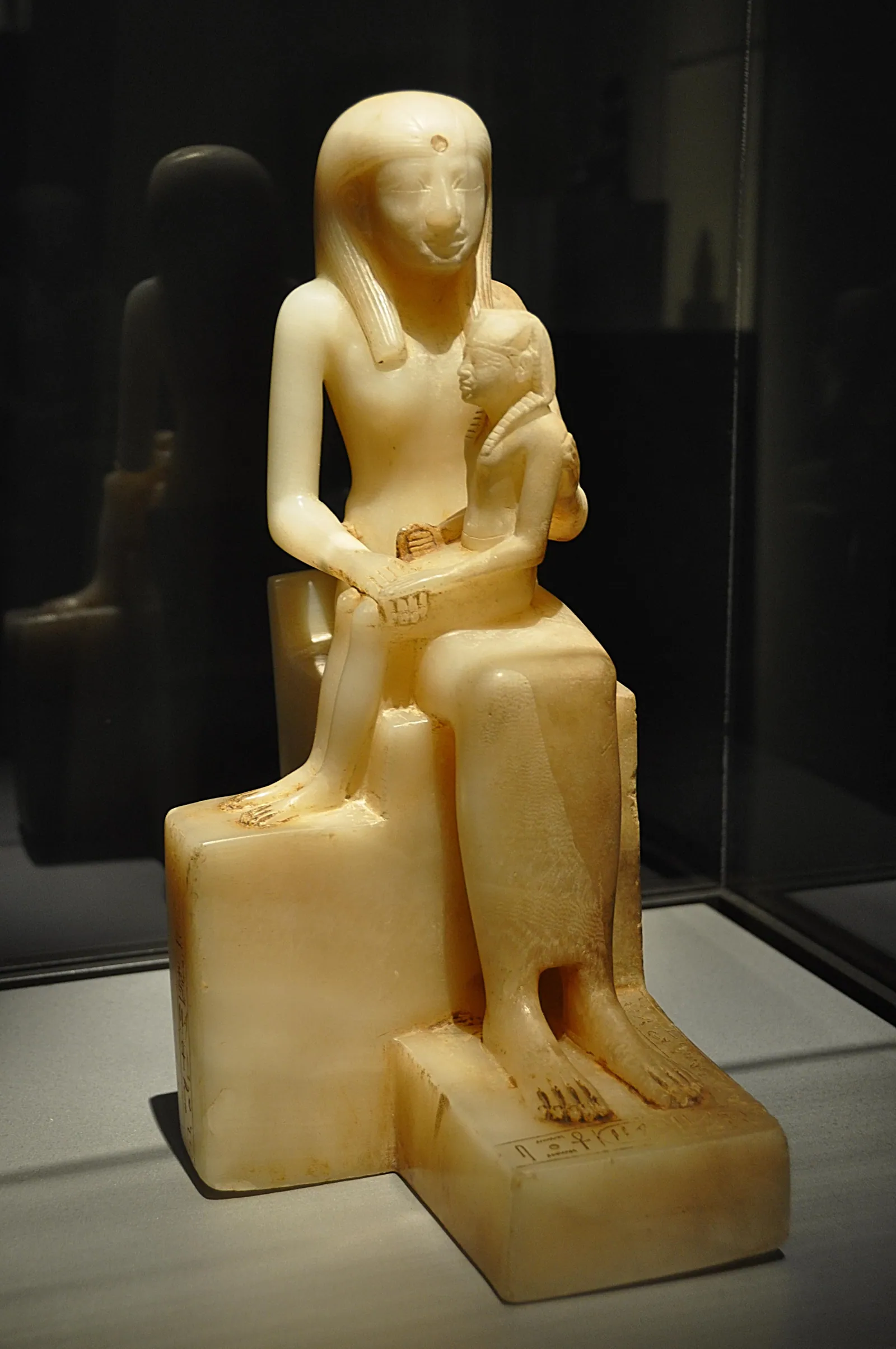 Statyett i egyptisk alabaster av drottning Ankhnesmeryre II med sonen Pepi II i knät (Brooklyn Museum 39.119, sjätte dynastin). Kungen avbildas som en vuxen i miniatyr med full kunglig skrud – han blev kung som barn och fick den längsta regeringstiden i den egyptiska traditionen.