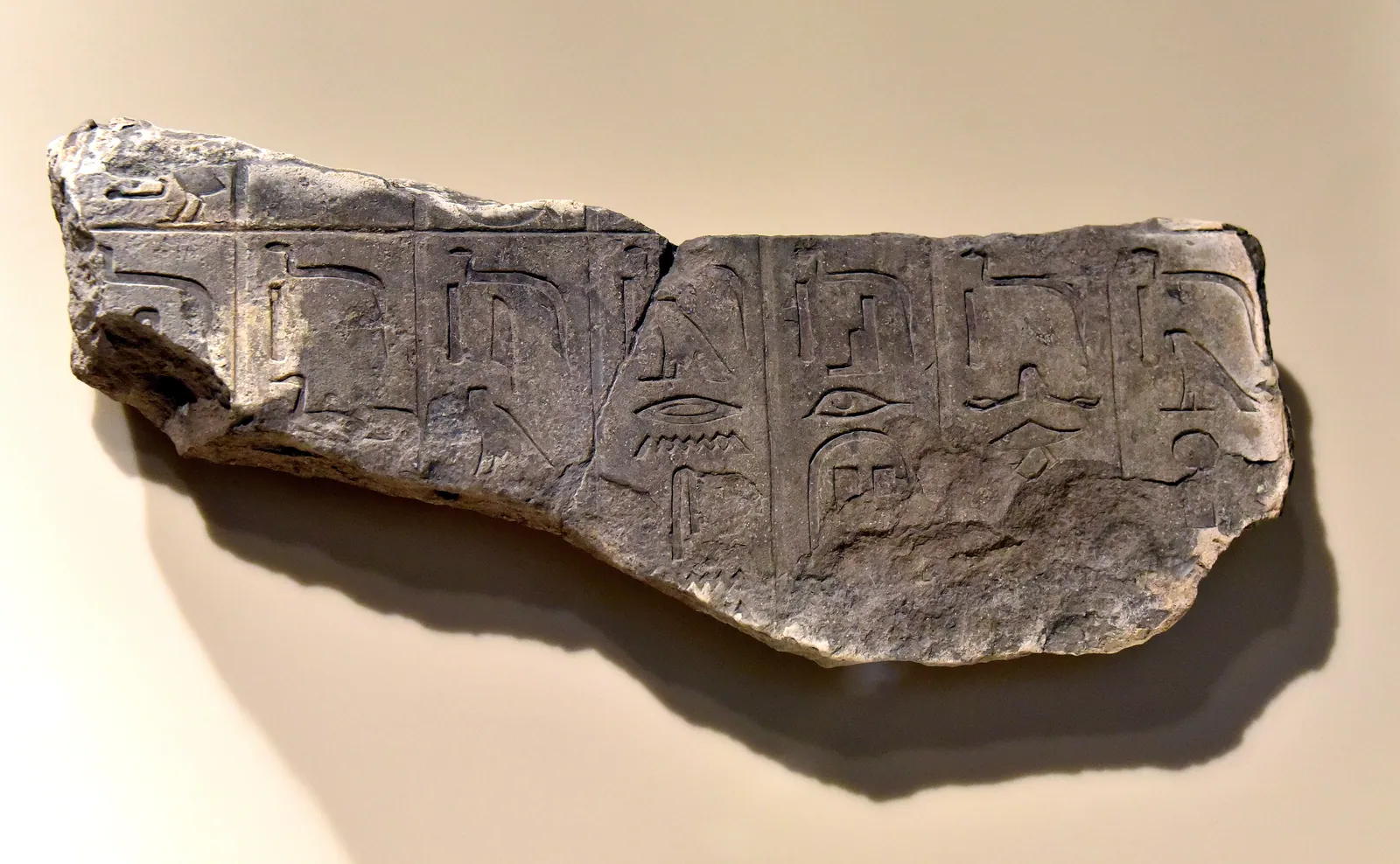 Väggfragment med pyramidtexter från Pepi II:s pyramid i Saqqara, nu i Neues Museum i Berlin. Färgen i tecknen syns fortfarande.