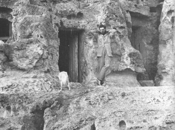 Flinders Petrie vid den klippgrav på Gizaplatån som var hans hem under uppmätningen 1880–82 (liten bild). Han arbetade ofta inne i Cheopspyramiden nattetid, i stort sett bara iförd underkläder på grund av hettan.