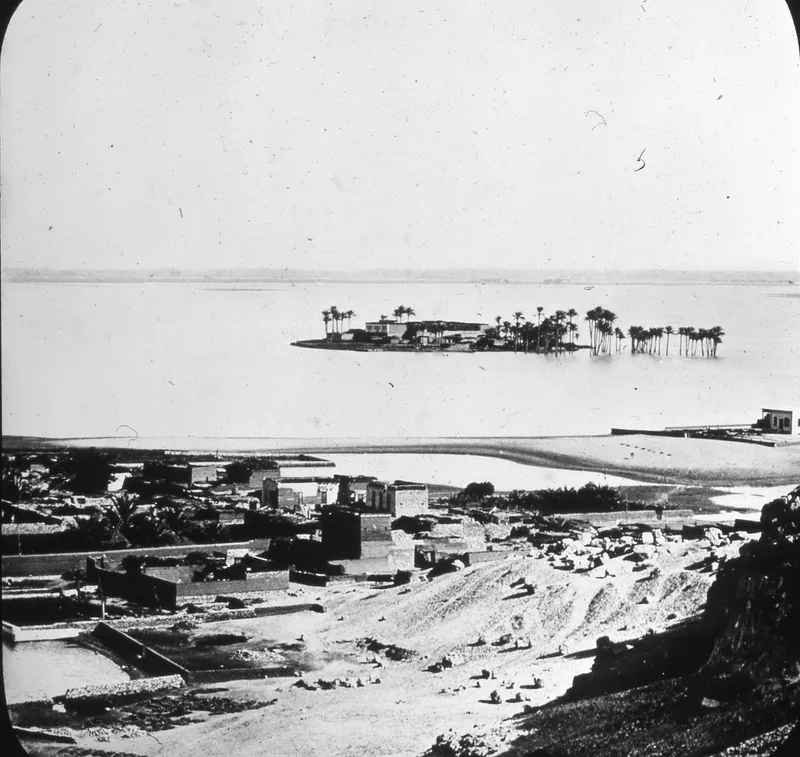 Petries eget fotografi från 1881, taget från klippgraven han bodde i på Gizaplatån, med utsikt över byn och fälten. Där höll sig temperaturen på 14–18 °C på vintern, och han arbetade inne i Cheopspyramiden på nätterna, ofta till gryningen.