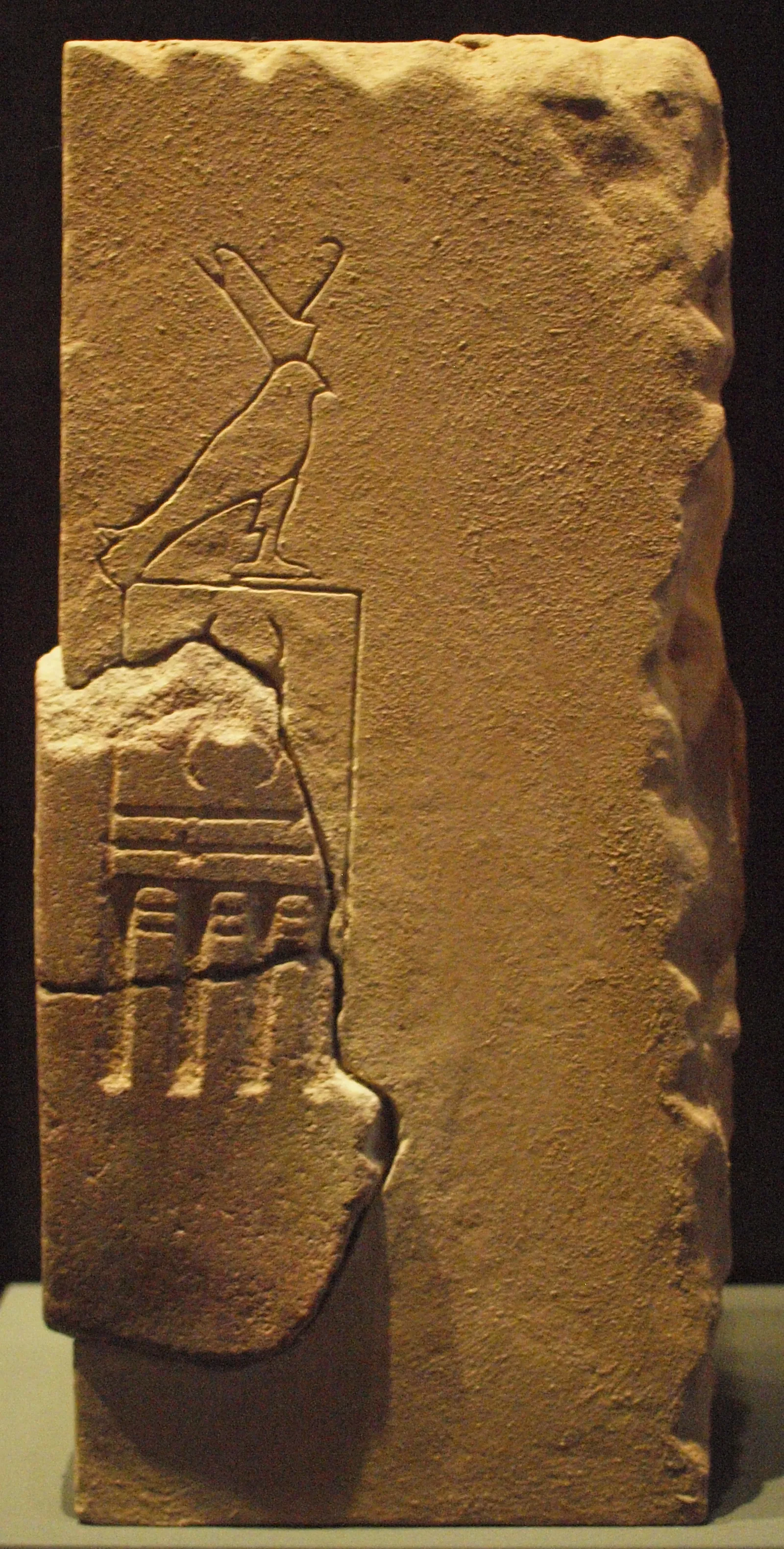 Hopfogade fragment av en staty med Djedefres titlar, Staatliches Museum Ägyptischer Kunst i München (ÄS 520 m.fl.); museet har 39 fragment, troligen från Abu Rawash.