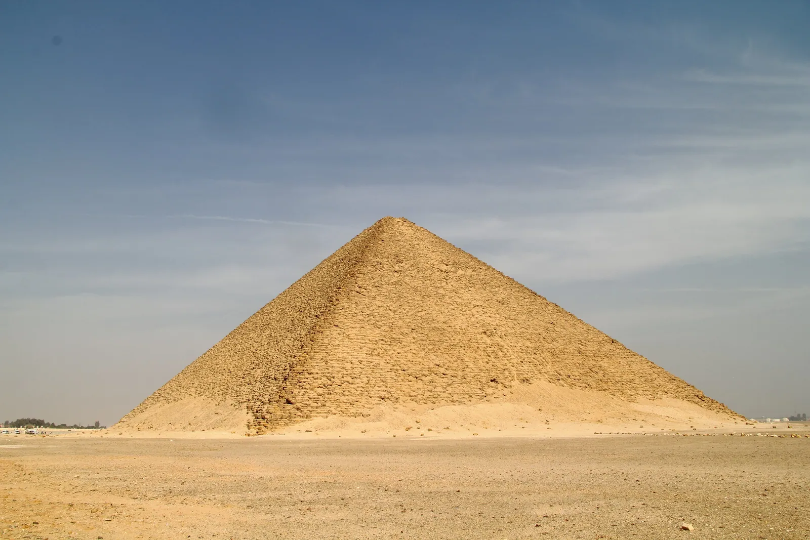 Snofrus Röda pyramid (Nordpyramiden), ca 2600 f.Kr.: omkring 104 meter hög på en 220 meter bred bas, med en mjuk lutning på 43–44°. Den var den första pyramiden som planerades och fullbordades som en äkta pyramid med släta sidor. Namnet kommer av den rosaaktiga kalkstenen i kärnan.