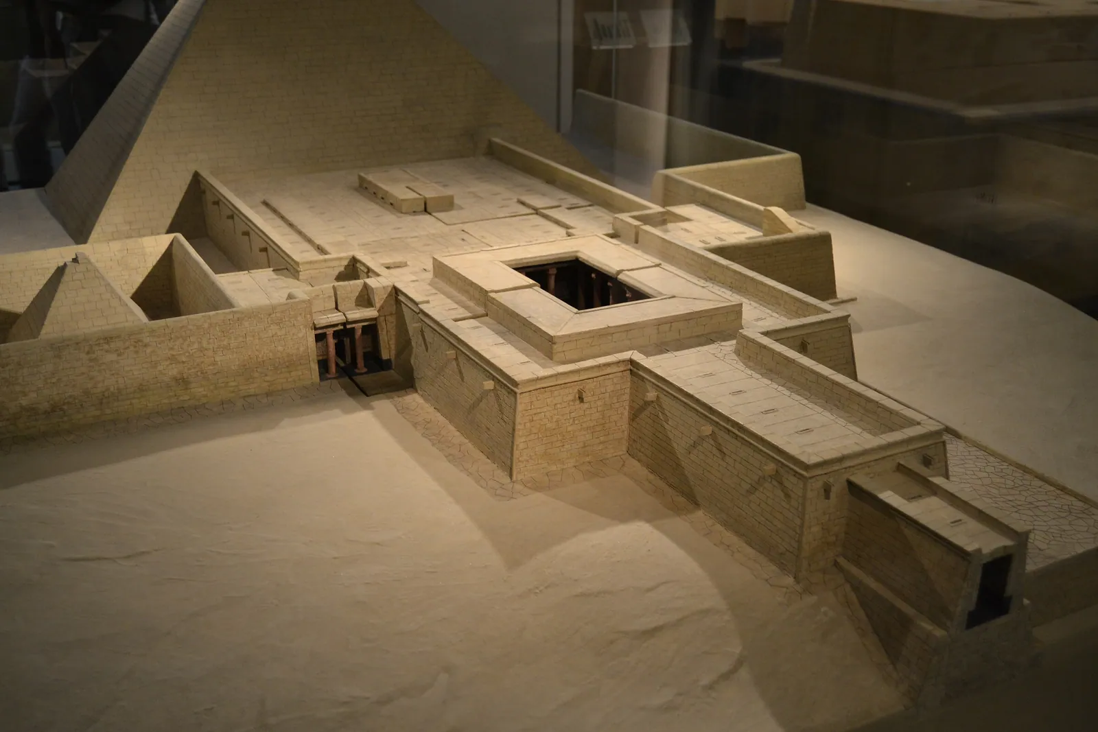 Modell av Sahures pyramidanläggning i Egyptiska museet vid Leipzigs universitet: dalttempel, processionsväg, gravtempel, kultpyramid och huvudpyramid i en och samma vy.