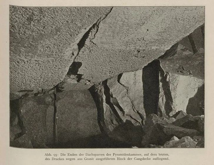 Inne i Sahures pyramid omkring 1907: de krossade kalkstensbalkarna i sadeltaket över gravrummen. Perring mätte balkar på upp till 35 × 9 × 12 fot (ca 10,7 × 2,7 × 3,7 m); alla utom två hade slagits sönder av stenplundrare.