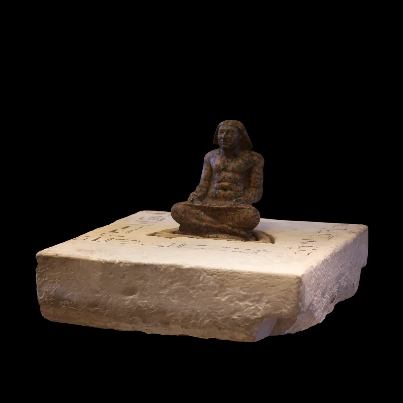 Skrivarstaty i granit av prins Setka, Djedefres son, funnen i faderns pyramidanläggning vid Abu Rawash (Louvren E 12629 + E 12631).