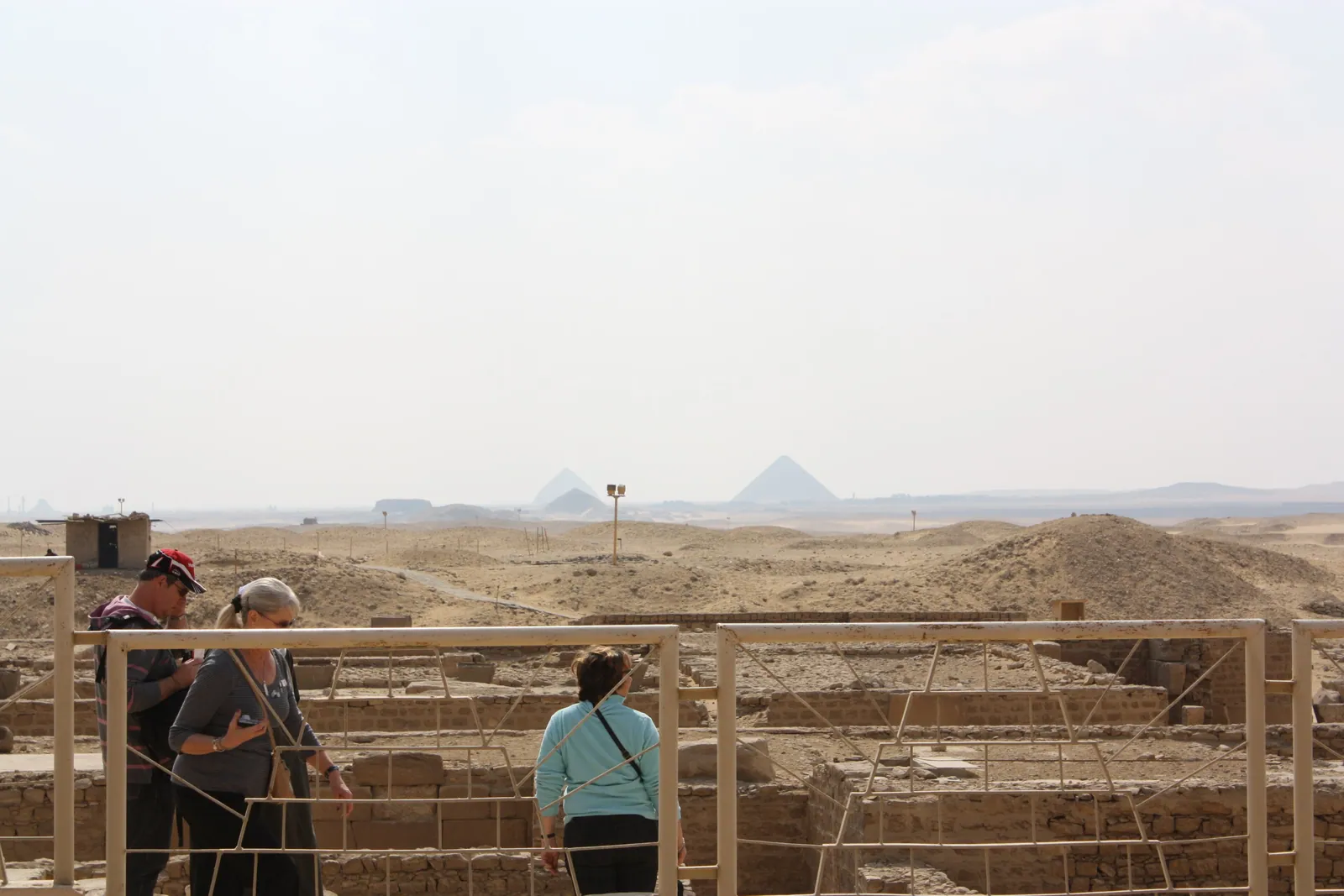Utsikt söderut från Stegpyramiden över södra Saqqara mot Dahshur: Röda pyramiden (till höger), Knäckta pyramiden med Pepi II:s pyramid framför, den rektangulära Mastabat el-Faraun och Svarta pyramiden (längst till vänster).