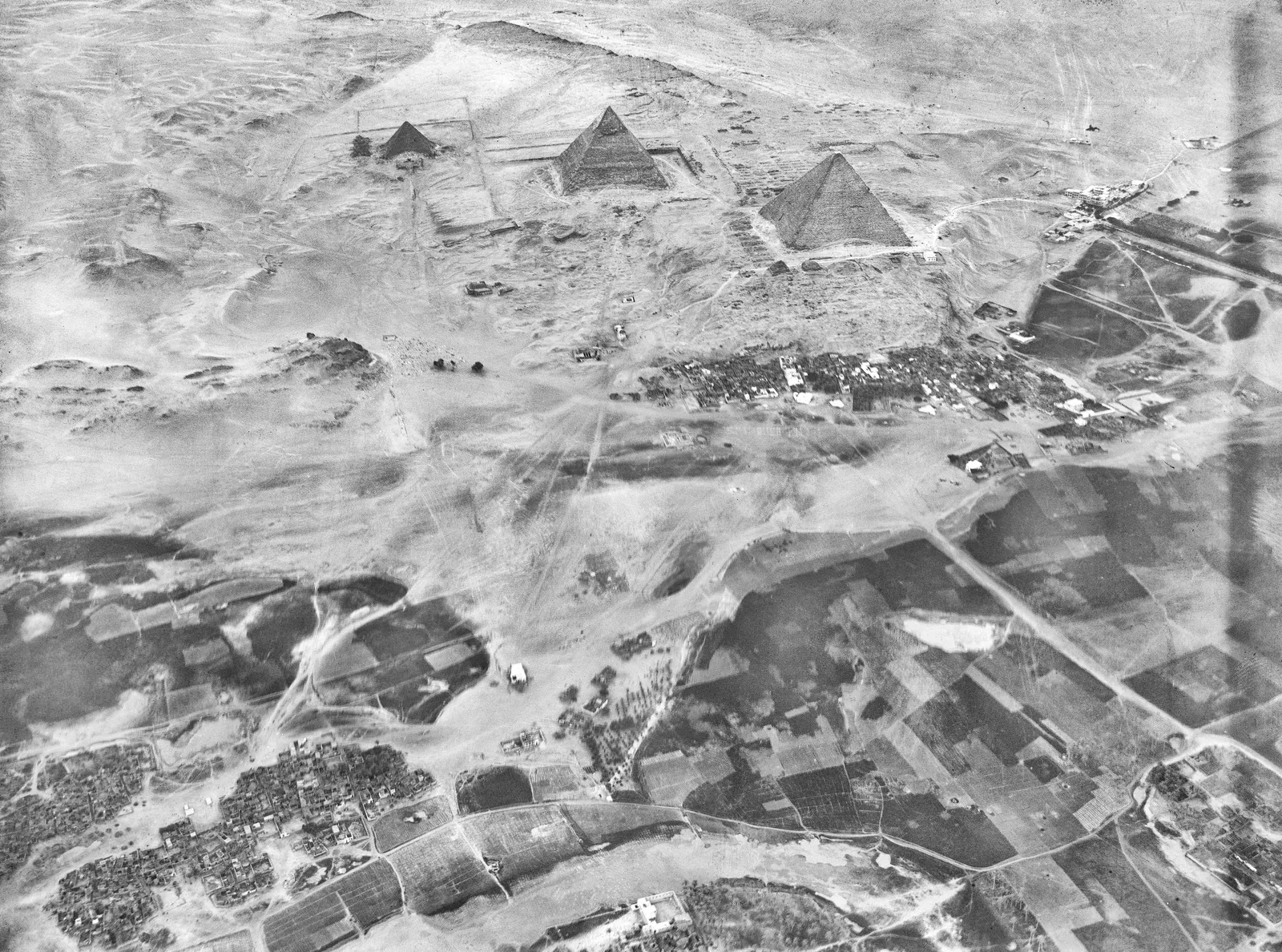 Gizapyramiderna från omkring 600 meters höjd, fotograferade från en friballong av den schweiziske ballongfararen Eduard Spelterini 1904 – bland de allra första flygbilderna av pyramiderna.