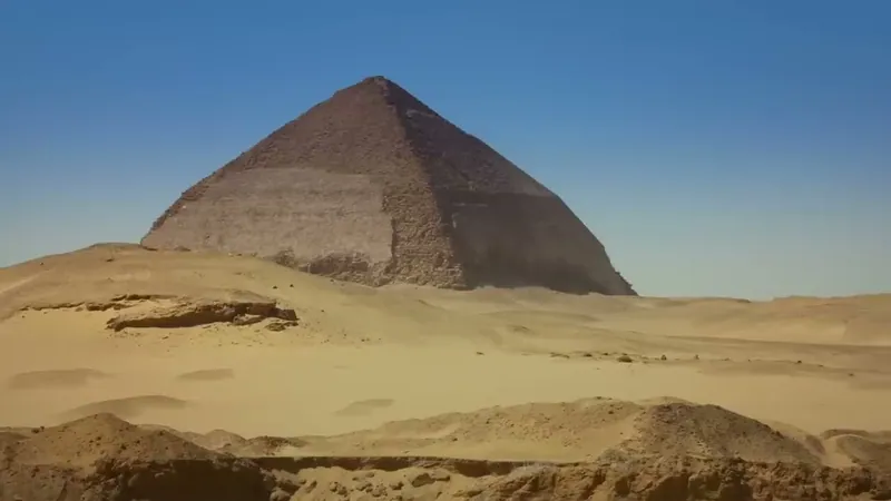 Stillbild ur “1001 Mysteries of the Bent Pyramid” (ca 75 % in i videon).