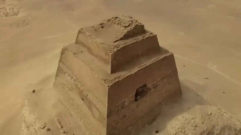 Stillbild ur “Hidden Marvel in the 3-in-1 Meidum Pyramid.” (ca 50 % in i videon).