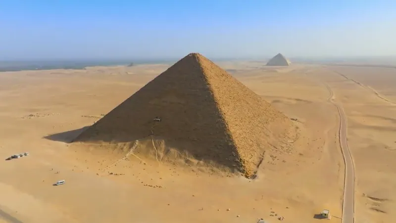 Stillbild ur “How the Pyramids Became Ruined” (ca 50 % in i videon).