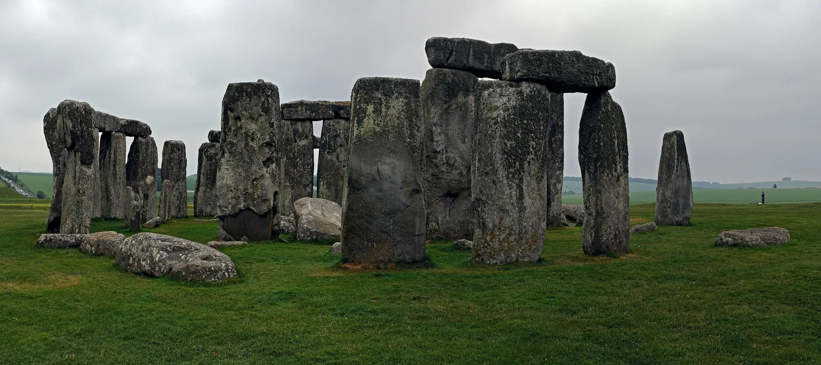 Stonehenge i Wiltshire sett från nordväst. Den runda vallen med diket grävdes omkring 3000 f.Kr.; de stora sarsenstenarna restes omkring 2500 f.Kr., samtidigt som Khafre och Menkaure byggde i Giza. År 2024 spårades den centrala altarstenen till nordöstra Skottland, ungefär 75 mil bort.