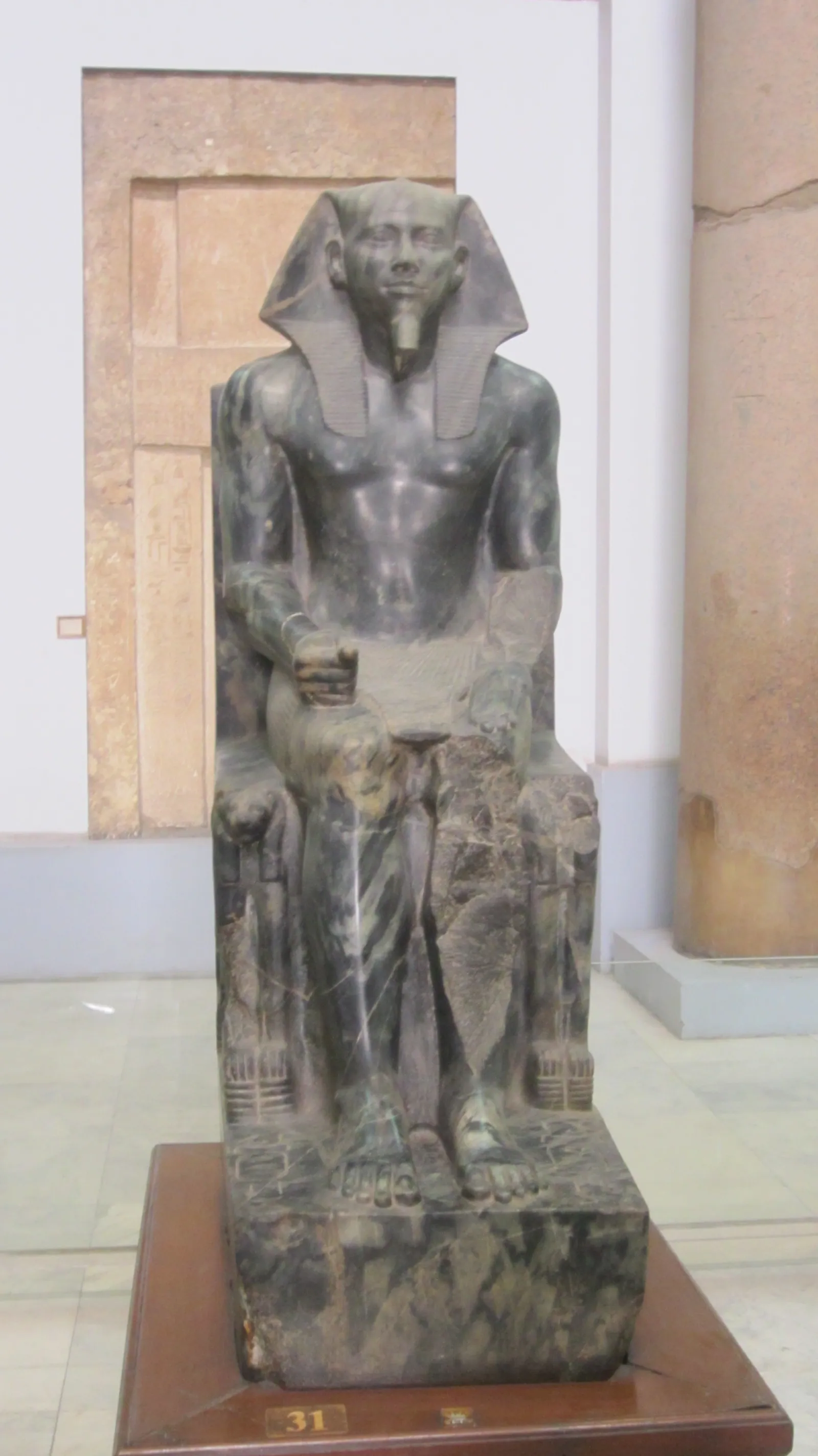 Den tronande Chefren med horusfalken (anortositgnejs, Egyptiska museet vid Tahrir). Statyn finns sannolikt kvar på Tahrir 2026 – räkna inte med att se den på GEM.