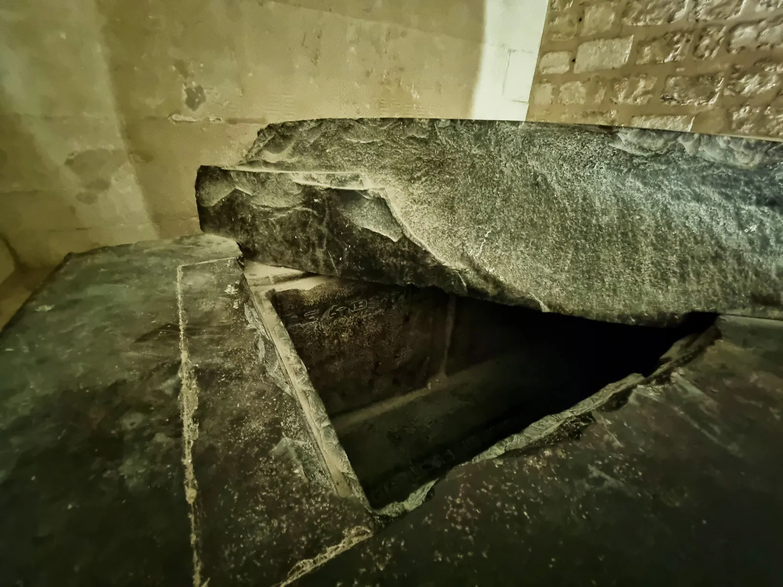 I Tetis gravkammare. Hans sarkofag av gråvacka är den första kända kungliga sarkofag som bär pyramidtexter, lätt inristade på insidan.