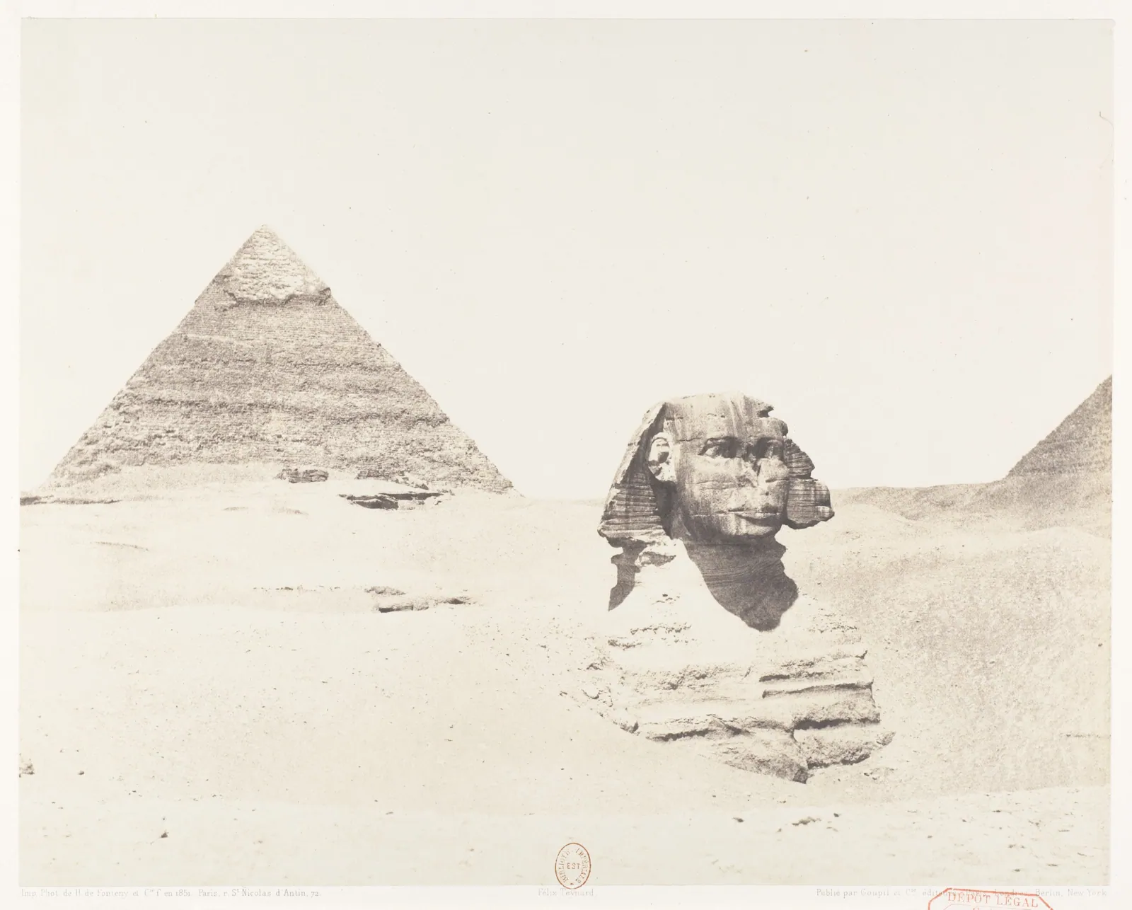 Félix Teynard, ”Giza (Memfis nekropol), Sfinxen och pyramiderna”, 1851–52, ur hans Égypte et Nubie (1853–58): Sfinxens huvud och axlar framför Chefrens pyramid.