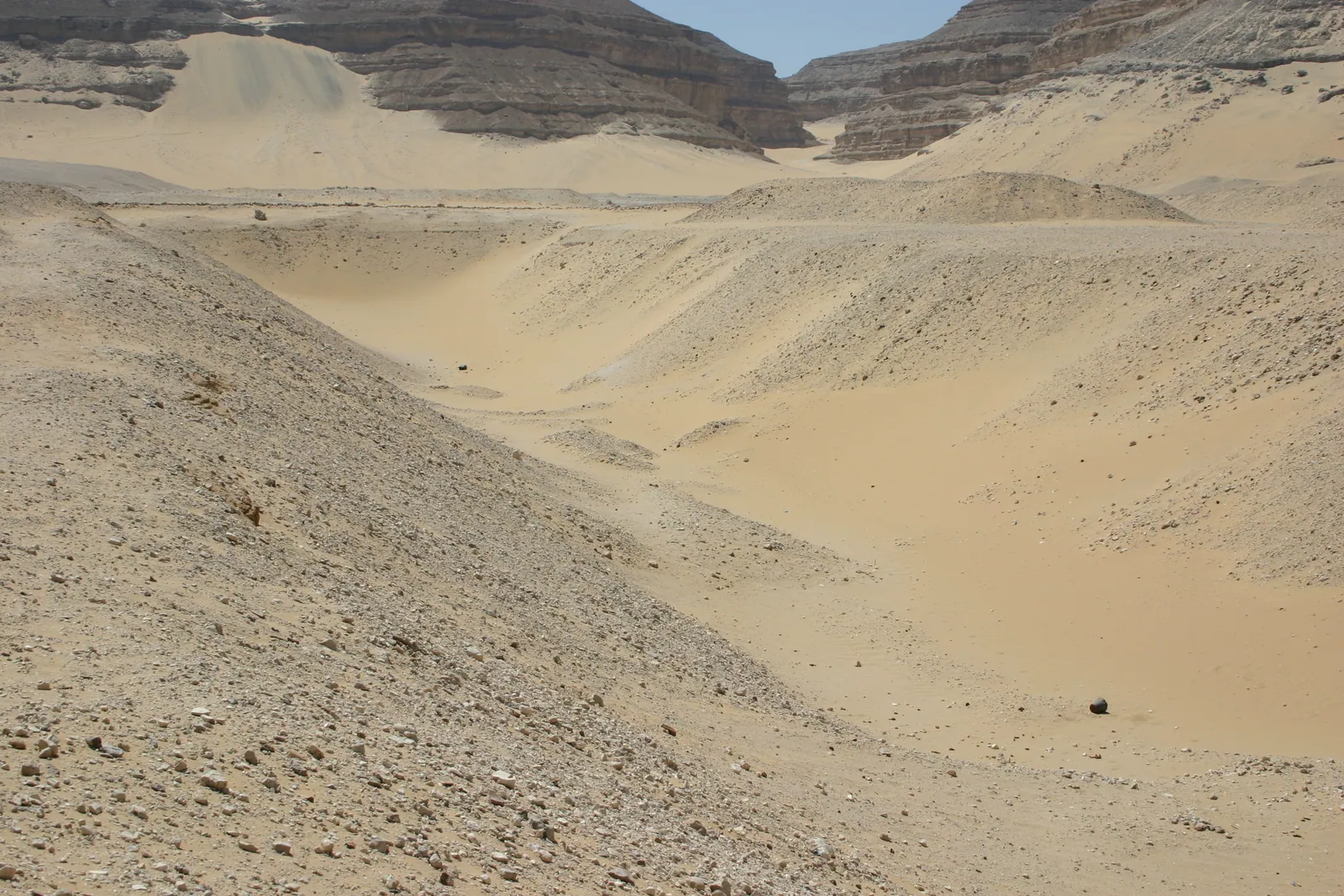 Grav V, som tillhörde Khasekhemwy – andra dynastins siste kung – i Umm el-Qa'ab i Abydos (foto 2005): en ca 69 m lång grav av soltorkat tegel med dussintals förrådsrum kring en gravkammare av huggen kalksten, ett av Egyptens äldsta stenbyggda rum, en generation före Djosers trappstegspyramid.
