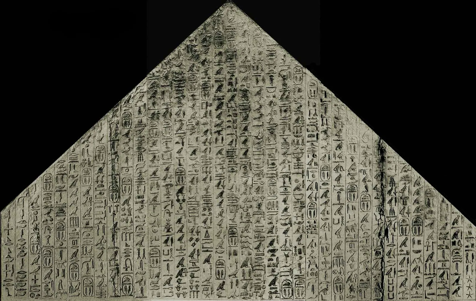 Östra gaveln i Unas förkammare, ovanför den låga dörren till serdaben. Här står pyramidtexterna 273–276, som inleds med den ökända ”kannibalhymnen”: ”Kung Unas är den som äter människor och lever av gudar” (Breasted 1912).