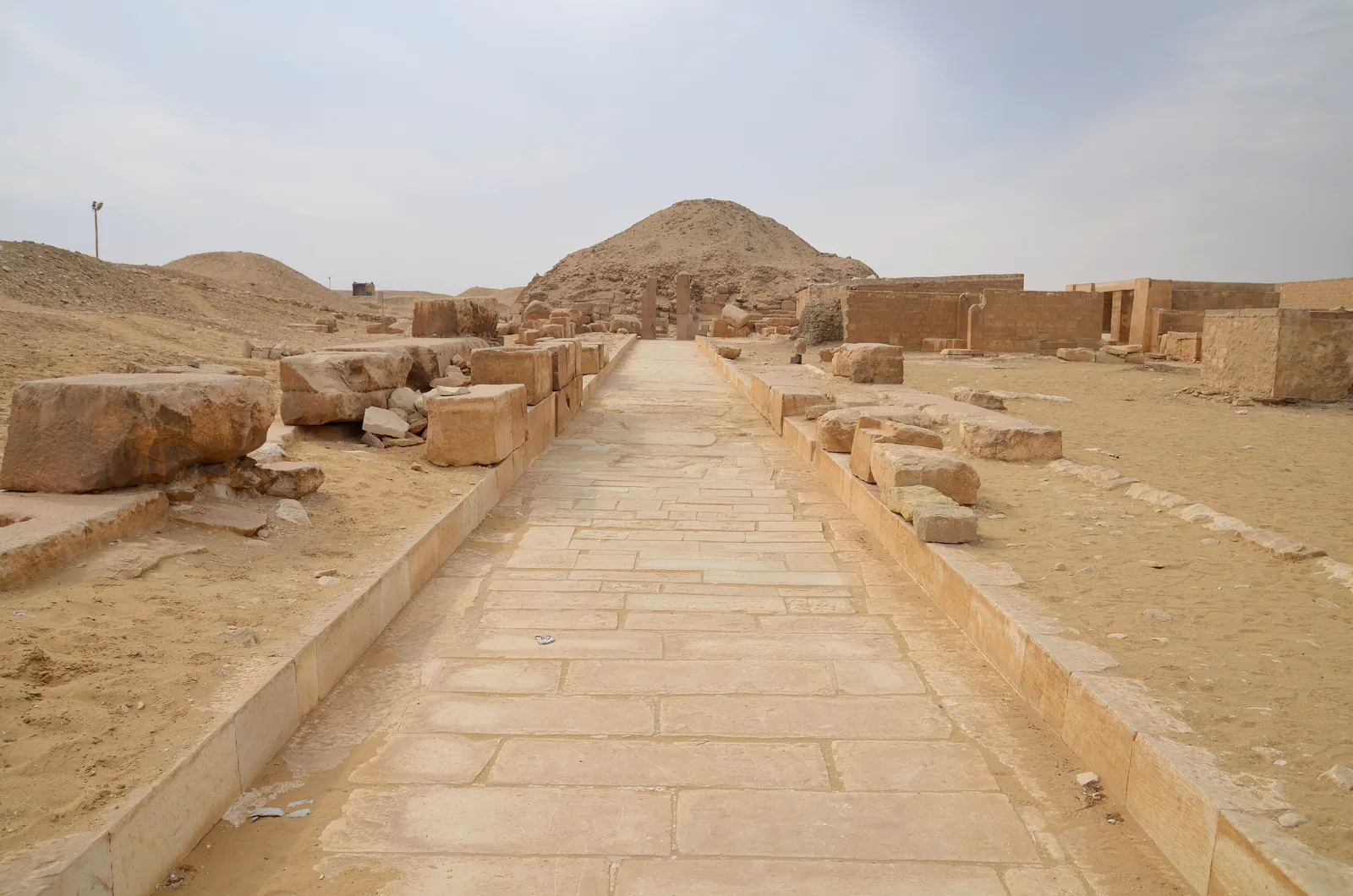Unas processionsväg, ca 720–750 meter lång och den bäst bevarade från Gamla riket. Den var en gång takförsedd och klädd med målade reliefer och band samman dalens tempel med pyramidens tempel.