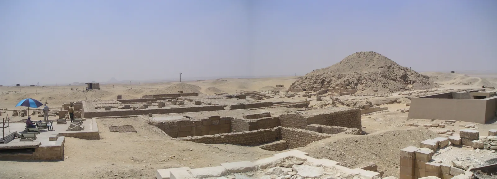Panorama över Unas pyramidanläggning sedd från Djosers inhägnad: det raserade gravtemplet framför pyramidkullen. De två anläggningarna ligger bara omkring 360 meter från varandra.