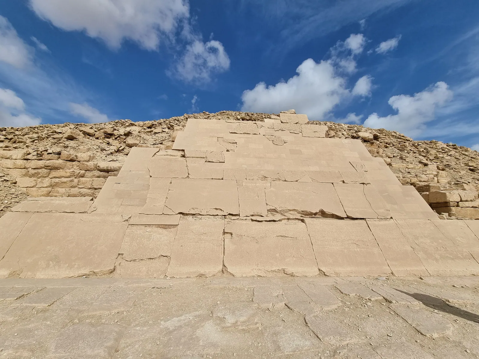 Restaureringsinskriften av prins Khaemwaset, son till Ramses II, på Unas pyramids sydsida – ett bevis på att monumentet och kungens namn hedrades tusen år efter begravningen.