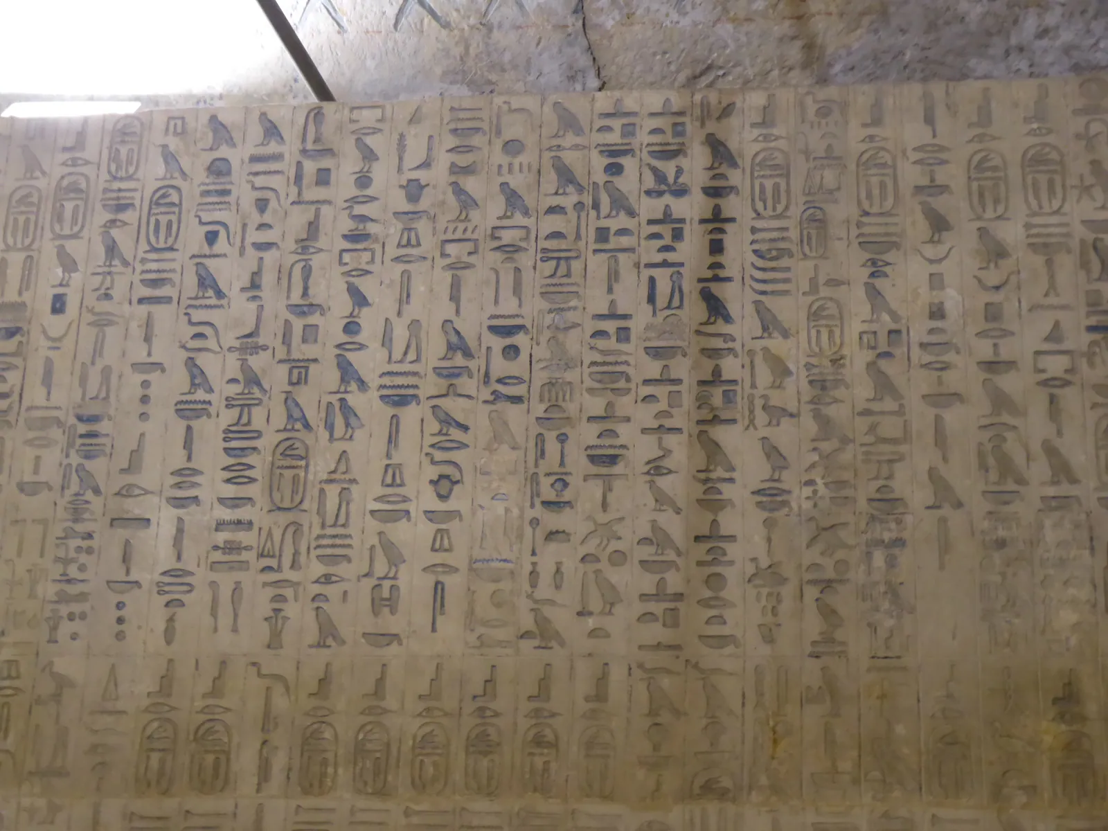 Spalter med pyramidtexter i Unas gravkammare i Saqqara (ca 2350 f.Kr.). De inristade hieroglyferna var en gång ifyllda med blå färg – Egyptens äldsta stora samling religiös text. Foto 2017.