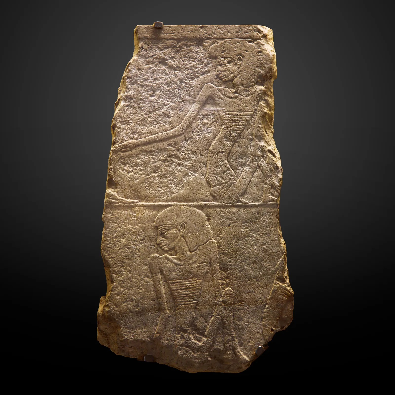 Ytterligare ett fragment av scenen med svältande nomader från Unas processionsväg, i dag på Louvren (E 17381).