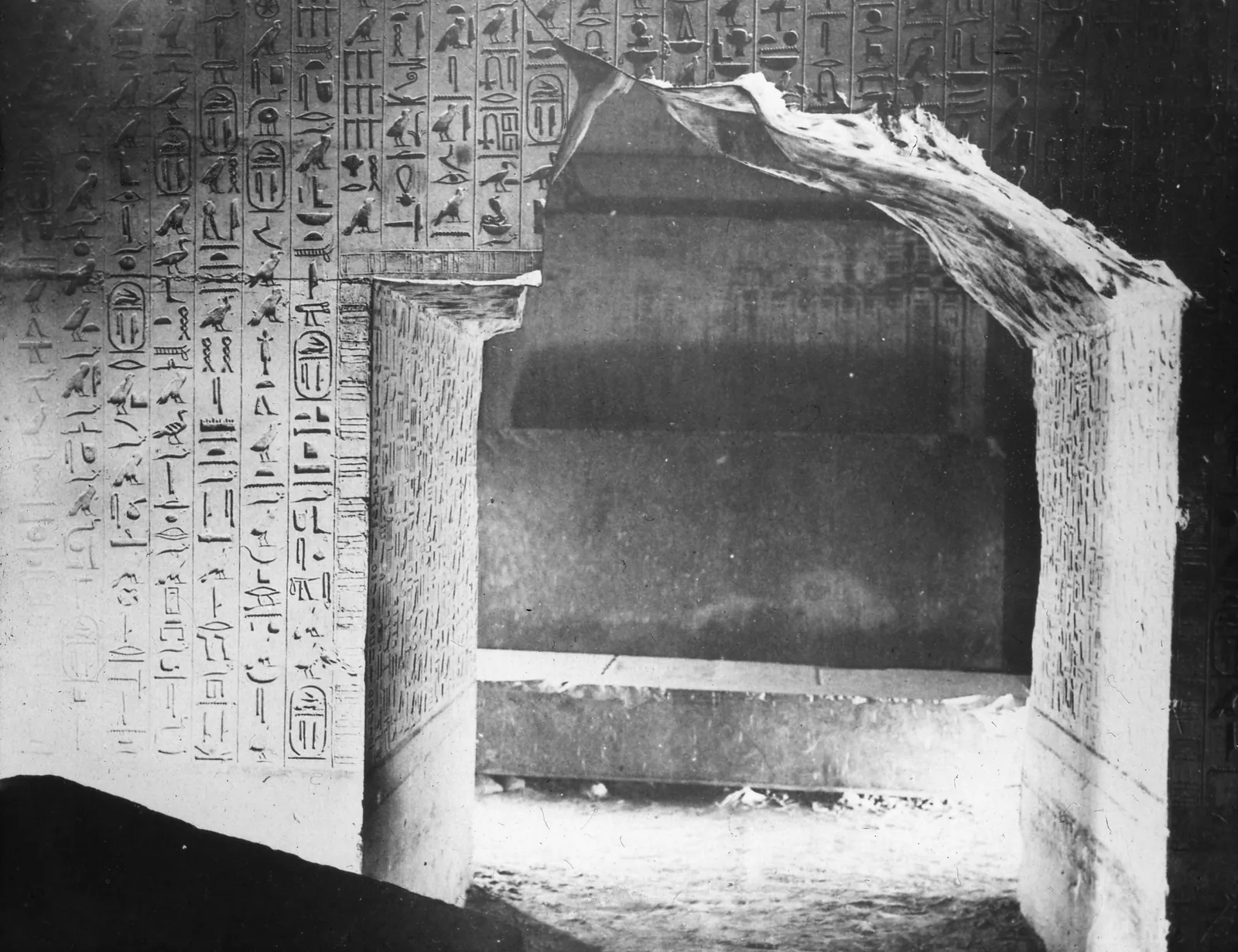 Tidigt glasdiapositiv (Brooklyn Museums arkiv) av de inskrivna väggarna i Unas pyramid, med kammarens gavel ovanför textspalterna.